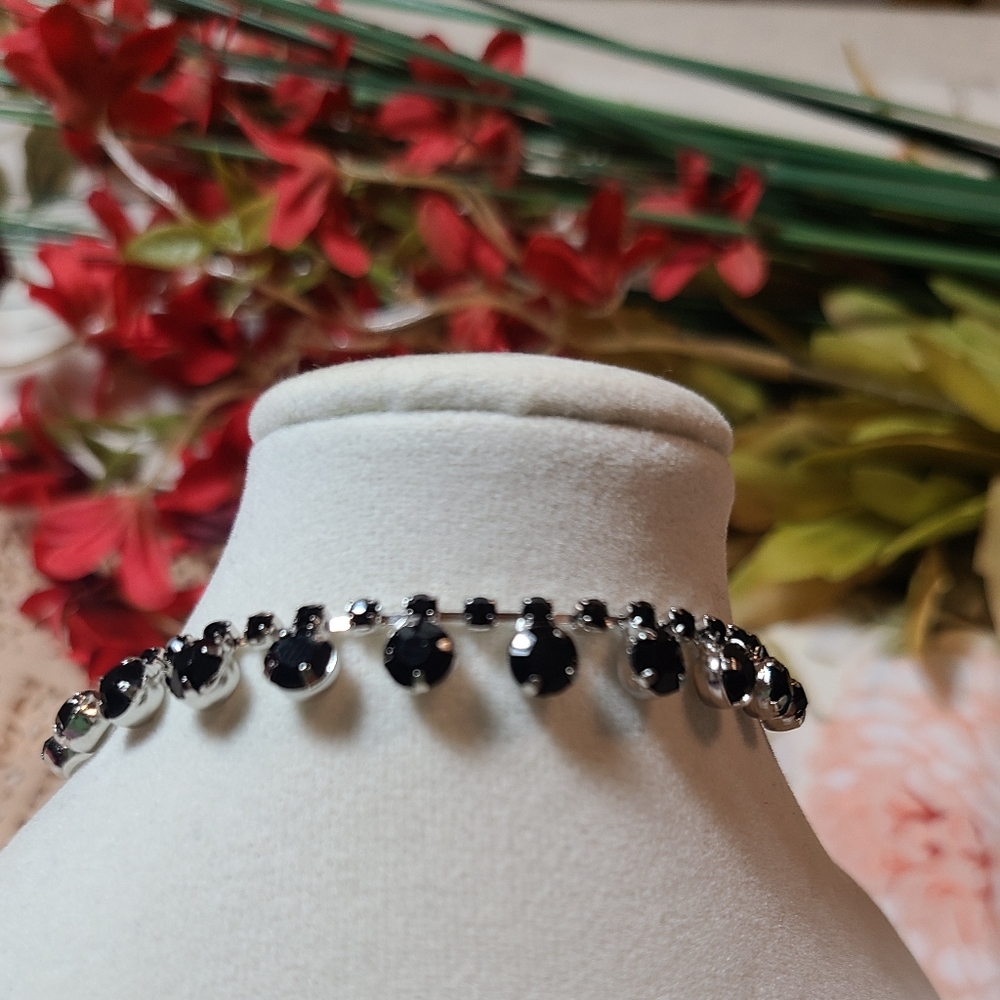 Pettie Necklace for sale super pretty black/silver